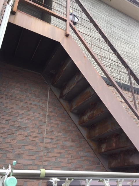 岸和田市の外階段の裏側も塗装