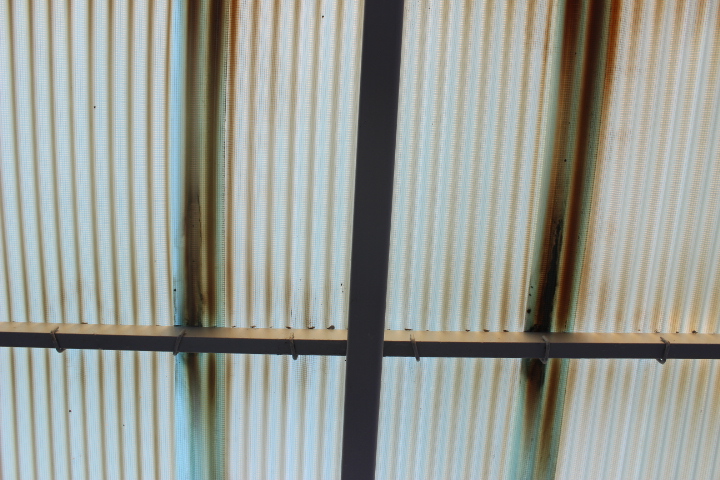 岸和田市尾生町の変色したカーポートの波板