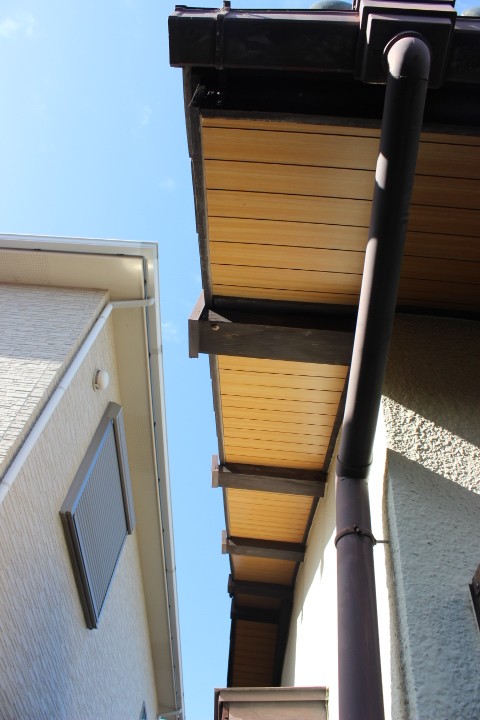 泉南市男里の劣化が激しい軒天井修理工事
