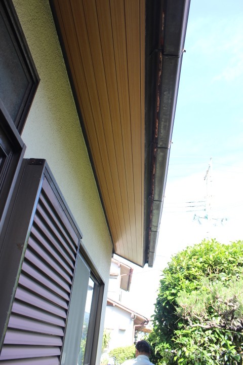泉南市男里の劣化が激しい軒天井修理工事