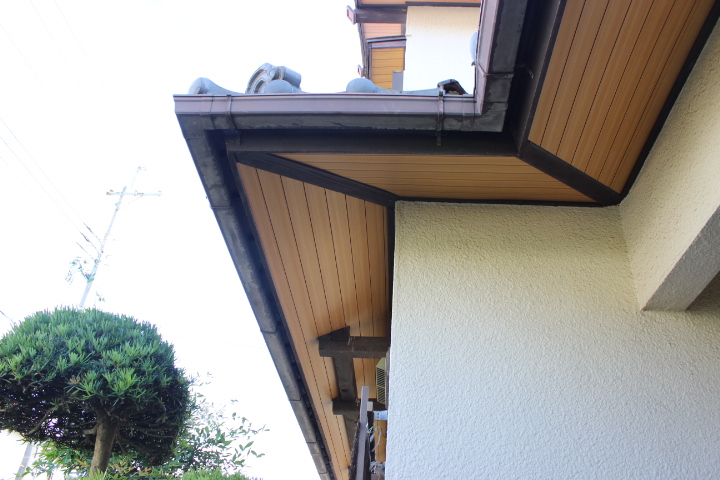 泉南市男里の劣化が激しい軒天井修理工事