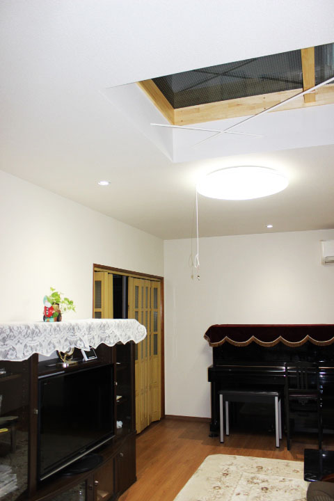 岸和田市小松里町の採光窓