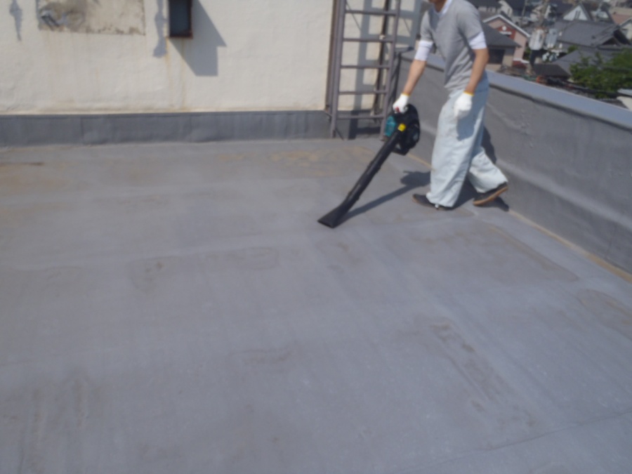 岸和田市の倉庫の陸屋根をケレン・清掃中