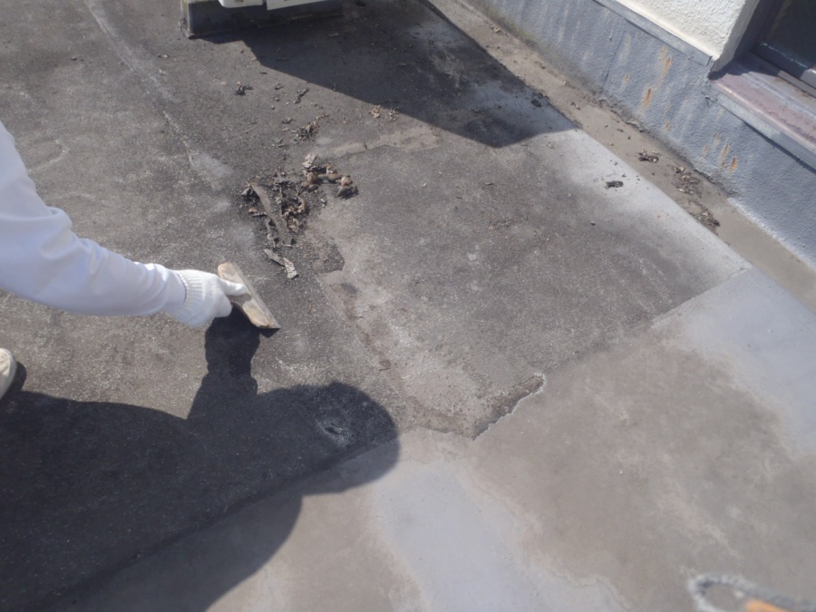 岸和田市の倉庫の陸屋根をケレン・清掃中