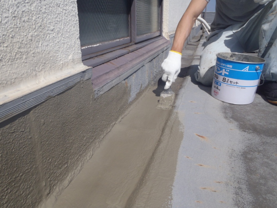 岸和田市の倉庫の陸屋根の溝にカチオン塗布