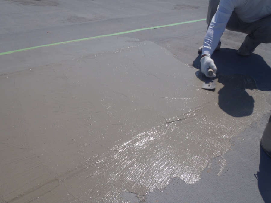 岸和田市の倉庫の陸屋根にカチオンクリートしごき塗り