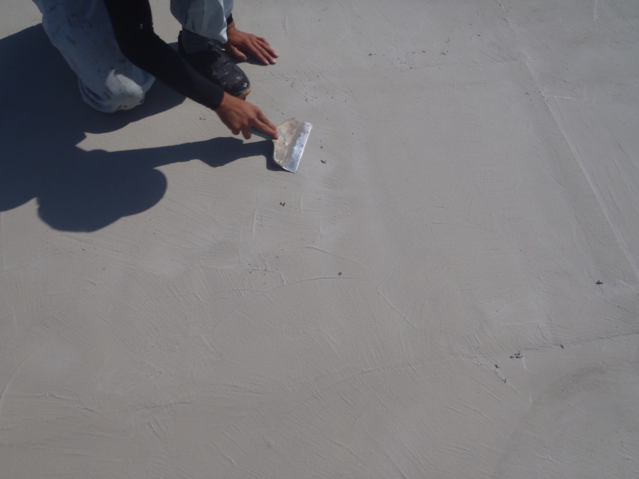 岸和田市の倉庫屋上の下地をきれいに