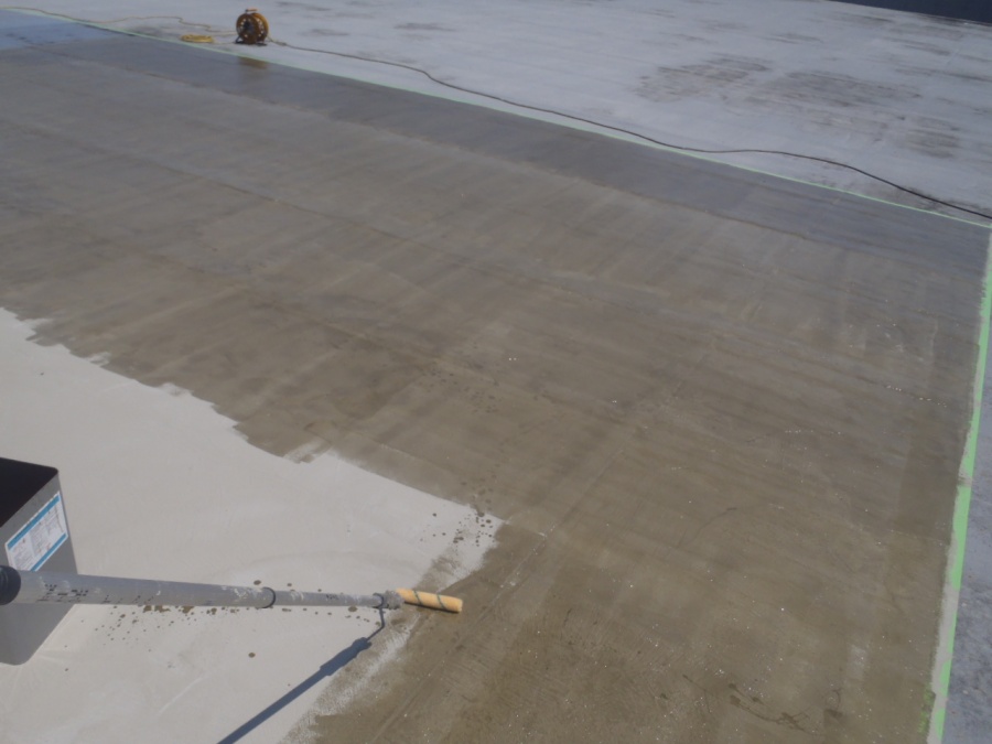 岸和田市の倉庫の屋上にプライマー塗布