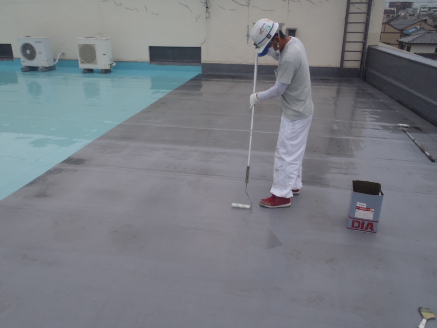 岸和田市の倉庫の屋上にプライマー塗布