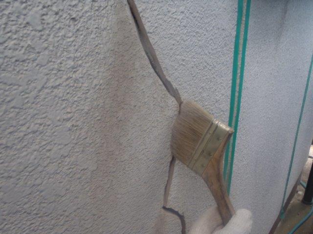 泉南郡岬町のカットしたクラック面を刷毛で掃除