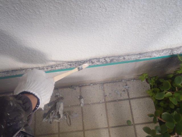 泉南郡岬町の基礎巾木にプライマー塗布