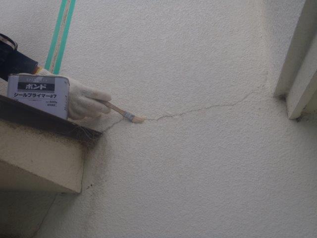 泉南郡岬町のヘアークラックにプライマー塗布