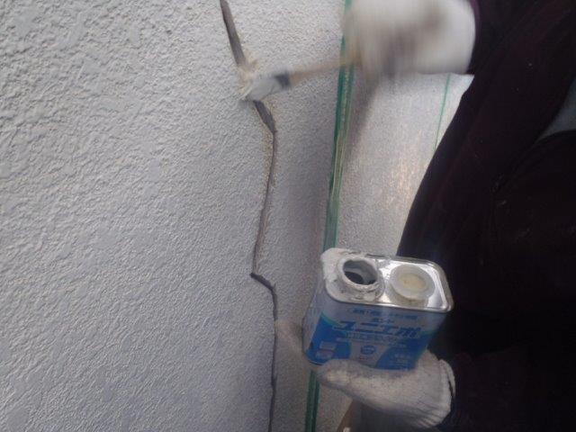 泉南郡岬町のクラックにプライマー塗布