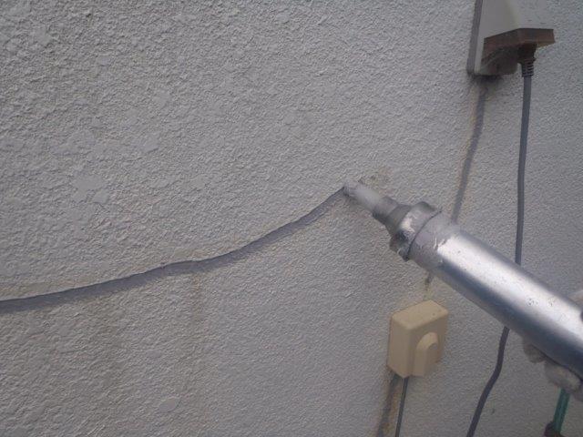 泉南郡岬町のヘアークラックにシーリング充填