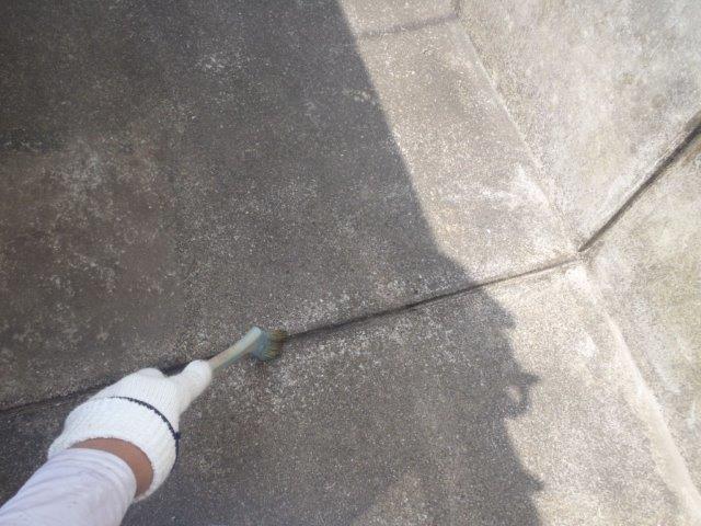 泉佐野市上瓦屋のバルコニーの目地にプライマー塗布