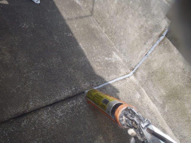 泉佐野市上瓦屋のバルコニーの目地にシーリング充填