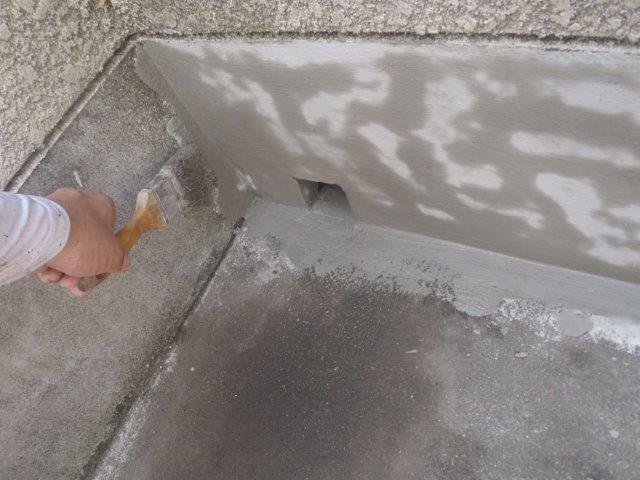 泉佐野市上瓦屋のバルコニーにカチオンしごき塗り