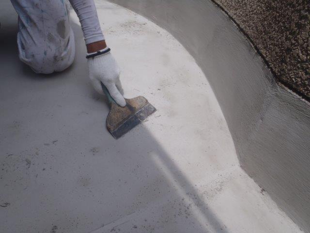 泉佐野市上瓦屋のカチオンクリートの表面を整えています