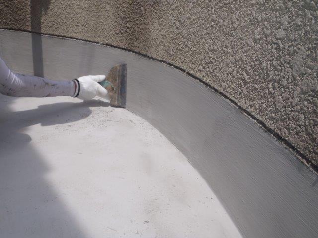 泉佐野市上瓦屋のカチオンクリートの表面を整えています