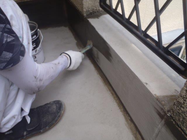 泉佐野市上瓦屋のベランダにプライマー塗布