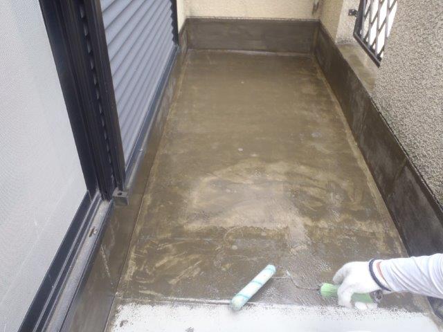 泉佐野市上瓦屋のベランダにプライマー塗布