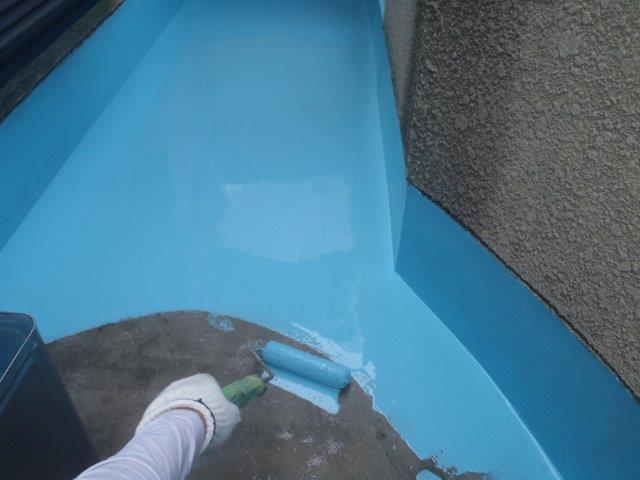 泉佐野市上瓦屋のベランダにウレタン樹脂塗膜防水材一回目塗布