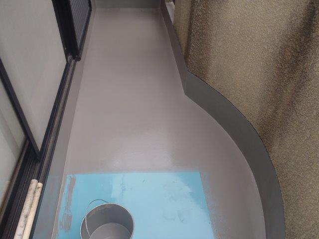 泉佐野市上瓦屋のバルコニー防水で床面にトップコート塗布