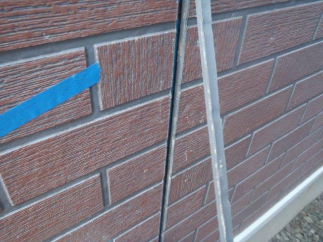 岸和田市包近町のサイディング目地の既存コーキング撤去