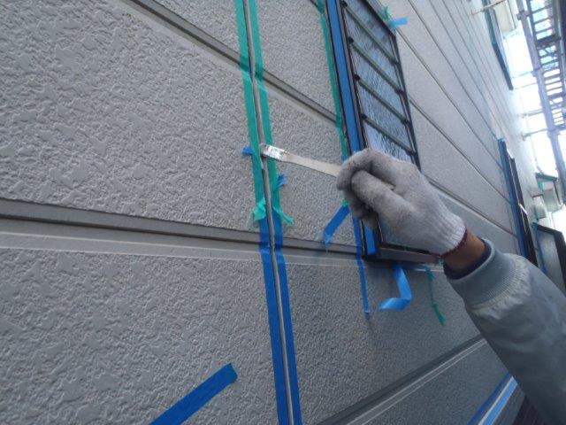 岸和田市包近町のサイディング目地にプライマー塗布
