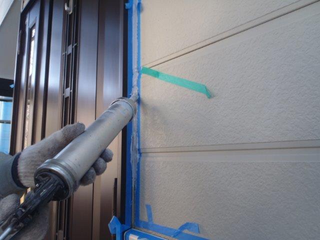 岸和田市包近町の玄関ドア回りのコーキング打ち替え