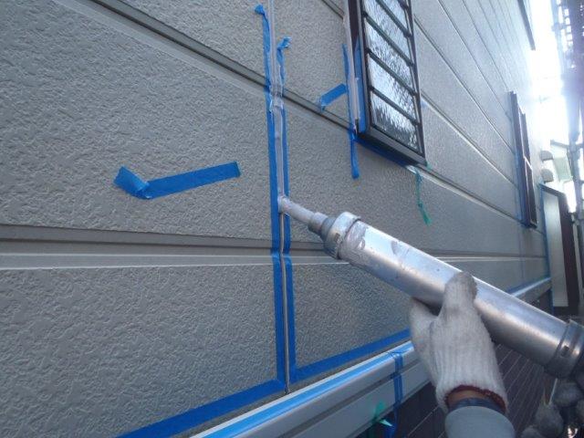 岸和田市包近町のサイディング目地にコーキング打設