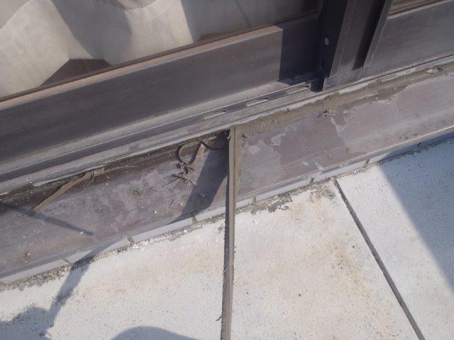 貝塚市石才のサッシ回りのシーリング撤去