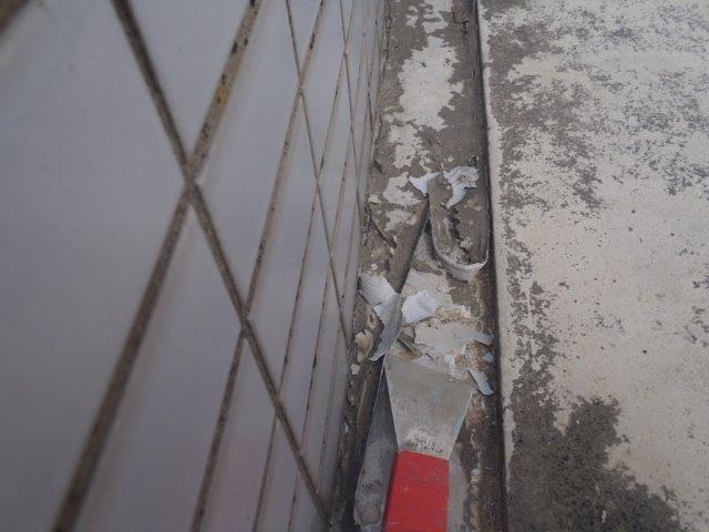 貝塚市石才のベルコニーをケレン