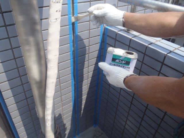 貝塚市石才の外壁の目地にプライマー塗布