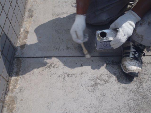 貝塚市石才のバルコニーの継ぎ目にプライマー塗布