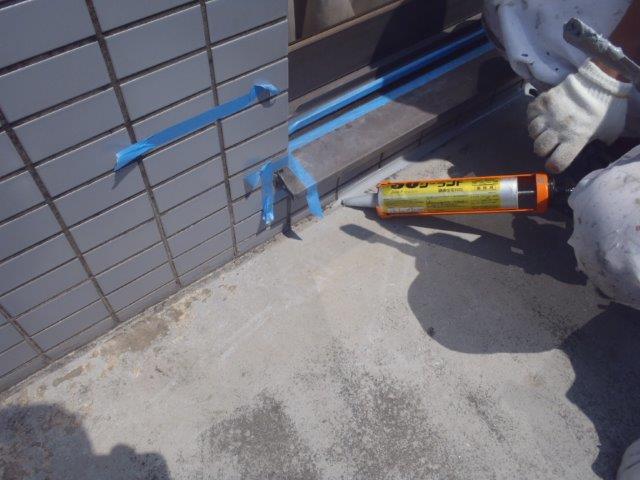 貝塚市石才のサッシ回りにシーリング充填