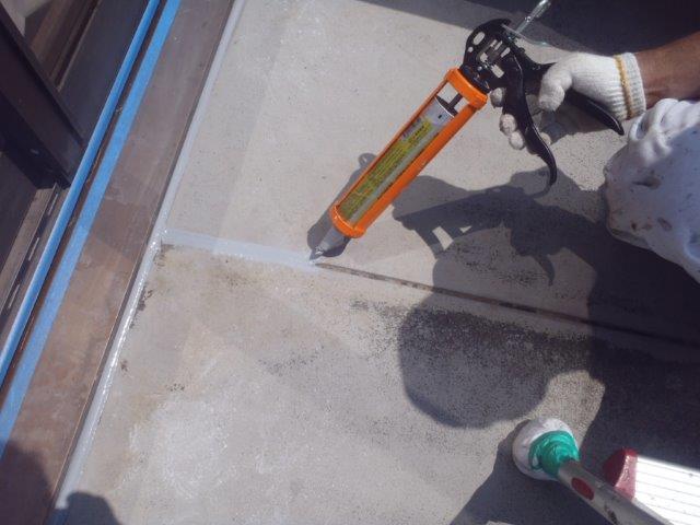 貝塚市石才のバルコニーの床にシーリング充填