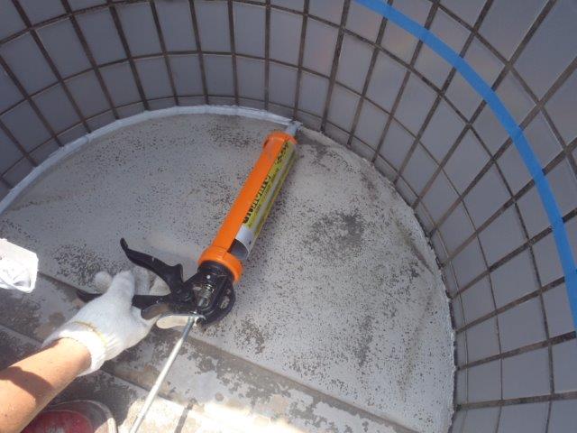 貝塚市石才のバルコニーの床にシーリング充填