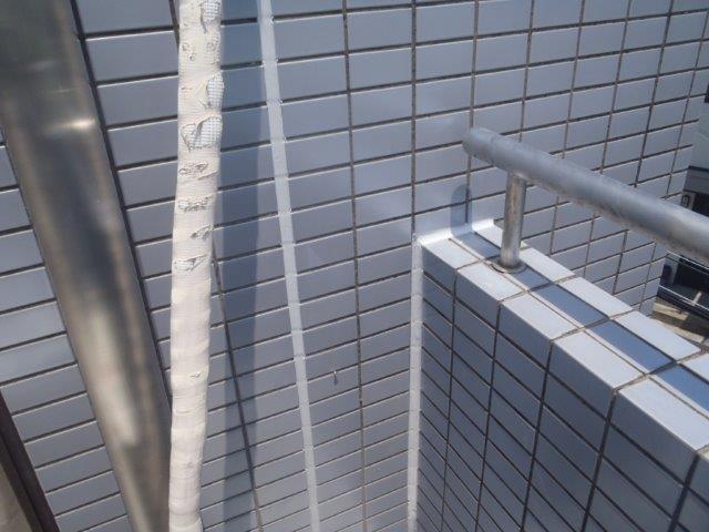 貝塚市石才のバルコニーの壁にシーリング充填