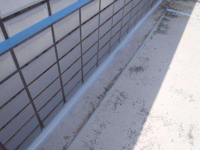 貝塚市石才のバルコニーの取合にシーリング充填