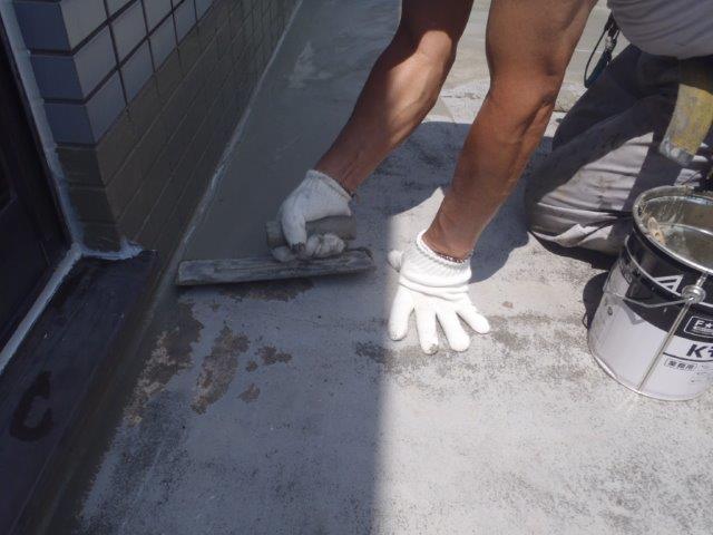 貝塚市石才のバルコニーにカチオン塗布