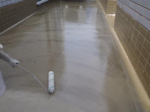 貝塚市石才のバルコニーにプライマー塗布