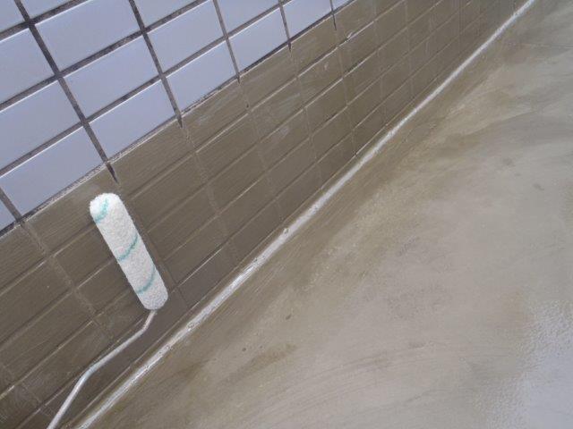 貝塚市石才のバルコニーにプライマー塗布