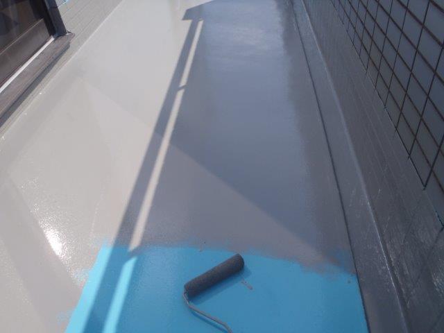 貝塚市石才のバルコニーにトップコート塗布