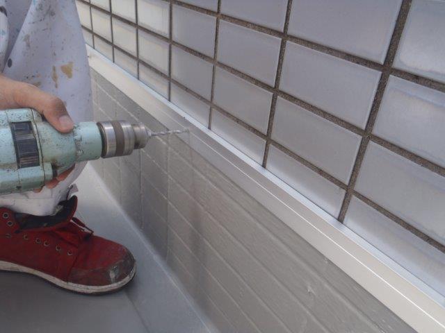 貝塚市石才のバルコニーに水切り取付け