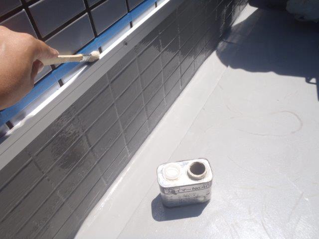 貝塚市石才のバルコニーの水切りにコーキング充填