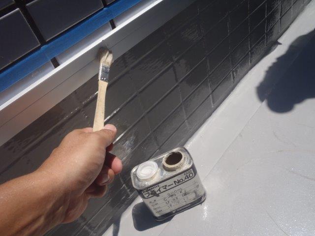 貝塚市石才のバルコニーの水切りにプライマー塗布