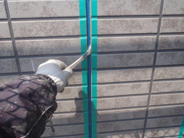 岸和田イ尾生町の外壁の目地にプライマー塗布