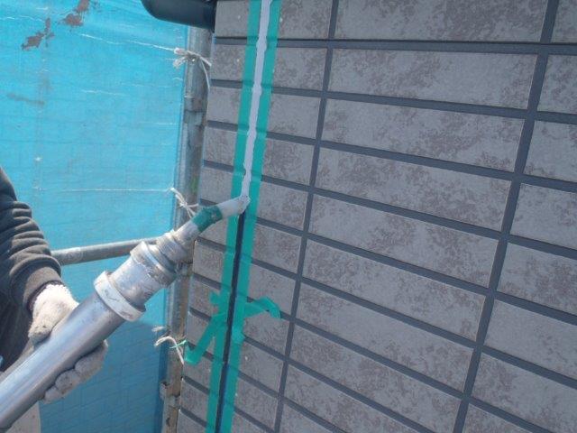 岸和田市尾生町の外壁の目地シーリング打ち替え中