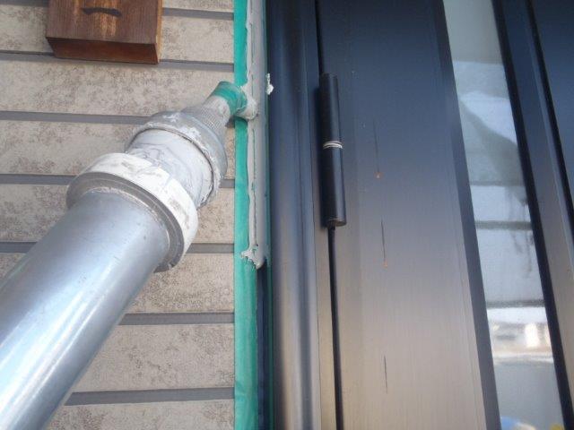 岸和田市尾生町の玄関ドア周りのシーリング打ち替え中